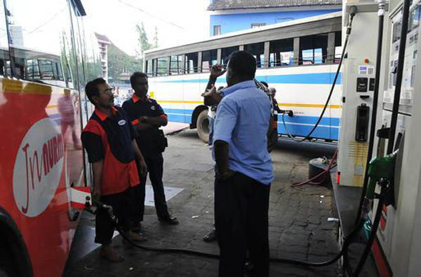 ksrtc-filling-diesel-from-private-pumps