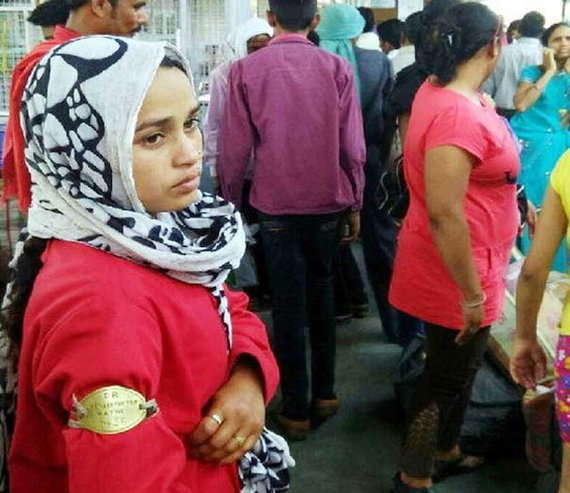 Meet Sandhya Marawi A Coolie Who Travels 250 Km Every Day To Work At Katni Railway Station Aanavandi Travel Blog